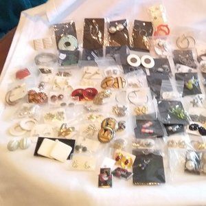 Lot of around 80 earrings